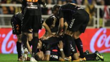 Los jugadores del Real Valladolid celebran el gol marcado por su compañero el centrocampista Ebert