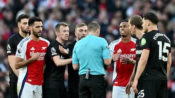 LONDON (United Kingdom), 22/02/2025.- Players of Arsenal (red shirt) and West Ham talk to referee Craig Pawson during the English Premier League match between Arsenal FC and West Ham United, in London, Britain, 22 February 2025. (Reino Unido, Londres) EFE/EPA/VINCE MIGNOTT EDITORIAL USE ONLY. No use with unauthorized audio, video, data, fixture lists, club/league logos, 'live' services or NFTs. Online in-match use limited to 120 images, no video emulation. No use in betting, games or single club/league/player publications.