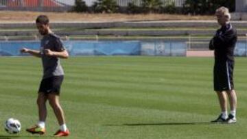 Pellegrini observa a Isco en un entrenamiento.