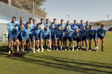 Los jugadores del Málaga posaron con calcetines desparejados en el Día Internacional de las personas con Síndrome de Down.