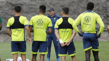 Pepe Mel, al frente del entrenamiento de la UD Las Palmas. 