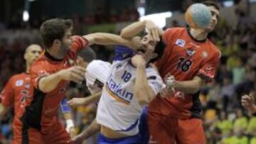 La defensa del Huesca frena en falta a Álvaro Ruiz.