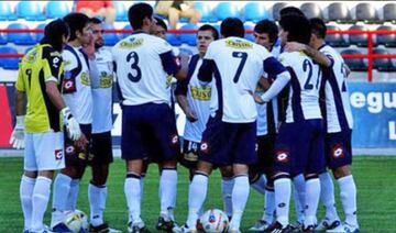 En 2005, el descendido Naval fue castigado con 27 puntos por no pago de sueldos y jugar con juveniles en un partido ante Magallanes. Esas unidades fueron claves para que bajara a Tercera División.