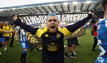 Los jugadores del Deportivo de La Coruña celebran en el estadio de Riazor el ascenso a segunda división. En la imagen David Mella.