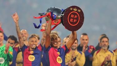 Los jugadores del Barcelona celebraban el título en el césped,