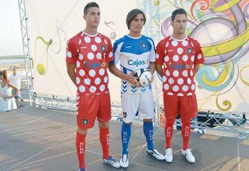 En la vestimenta del conjunto andaluz se colocaron varios lunares en la segunda equipación en la temporada 2012/2013 que provocó diversas opiniones. El Recreativo de Huelva lució con un color rojo lleno de círculos blancos que incluso, muchos amantes del ciclismo asociaron esta camiseta con el maillot de la montaña del Tour de Francia.  A pesar de que la tienda solo abrió durante unos 30 minutos, se vendieron casi medio centenar de indumentarias.