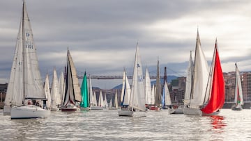 La increíble imagen de casi 100 barcos bajo el Puente Colgante en la Regata del Gallo