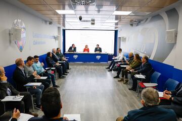 El Patronato de la Fundación reunido en la sala de prensa del Ciutat de València. 