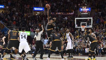 LeBron James y Kawhi Leonard saltan por un balón durante el Cavs-Spurs.