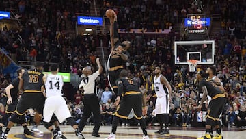 LeBron James y Kawhi Leonard saltan por un bal&oacute;n durante el Cavs-Spurs.