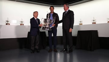 Nadal recibe la segunda réplica del trofeo Conde de Godó