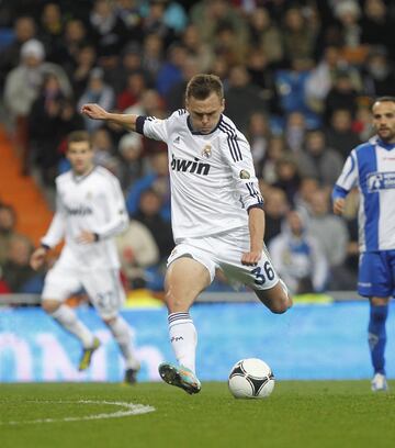 Milit¨® en el Real Madrid dos temporadas diferentes: la 2012-13 y la 2015-16.