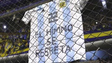 La casaca apareció colgada en el alambrado y fue un claro mensaje para Vélez por lo ocurrido en el Amalfitani.