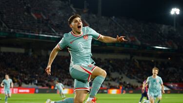 Soccer Football - Copa del Rey - Semi Final - First Leg - FC Barcelona v Atletico Madrid - Estadi Olimpic Lluis Companys, Barcelona, Spain - February 25, 2025 Atletico Madrid's Julian Alvarez celebrates scoring their first goal REUTERS/Albert Gea