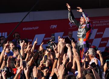 Jorge Martín celebra con su equipo, el título de campeón del mundo.