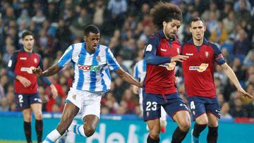 GRAF1161. SAN SEBASTI&Aacute;N, 29/01/2020.- El defensa del Osasuna Aridane Hern&aacute;ndez (2d) controla el bal&oacute;n ante el delantero sueco de la Real Sociedad, Alexander Isak (2i) durante el partido de octavos de final de la Copa del Rey de f&uacu