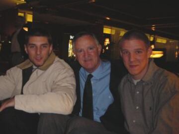 La familia paterna de Senderos es de Santiuste, en Guadalajara. En la actualidad, el jugador suizo-espa?ol milita en el Rangers.
En la imagen con su padre