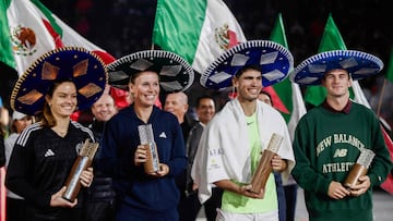 Los tenistas Maria Sakkari, Caroline Wozniacki, Carlos Alcaraz y Tommy Paul posan con sombreros mexicanos tras la exhibición celebrada en la Plaza de Toros Monumental de México.