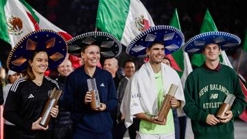 Los tenistas Maria Sakkari, Caroline Wozniacki, Carlos Alcaraz y Tommy Paul posan con sombreros mexicanos tras la exhibición celebrada en la Plaza de Toros Monumental de México.