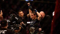La mexicana Alexa Grasso al proclamarse campeona de la UFC después de vencer a Valentina Shevchenko.