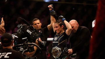 La mexicana Alexa Grasso al proclamarse campeona de la UFC después de vencer a Valentina Shevchenko.