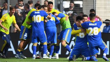 LA PLATA, ARGENTINA - OCTOBER 20: Luca Langoni of Boca Juniors celebrates with teammates after scoring the second goal of his team  during a match between Gimnasia y Esgrima La Plata and Boca Juniors as part of Liga Profesional 2022 at Estadio Juan Carlos Zerillo on October 20, 2022 in La Plata, Argentina. The match is held after being suspended on October 06 at 9 minutes of play due to serious clashes between police and supporters originated outside of the stadium. (Photo by Rodrigo Valle/Getty Images)