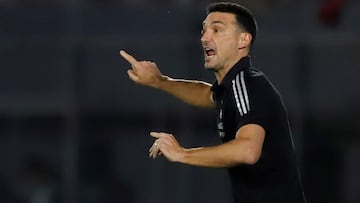 AMDEP560. ASUNCI&Oacute;N (PARAGUAY), 07/10/2021.- Lionel Scaloni entrenador de Argentina dirige hoy, en un partido contra Paraguay por las eliminatorias sudamericanas para el Mundial de Catar 2022, en el estadio Defensores del Chaco en Asunci&oacute;n (Paraguay). EFE/Nathalia Aguilar