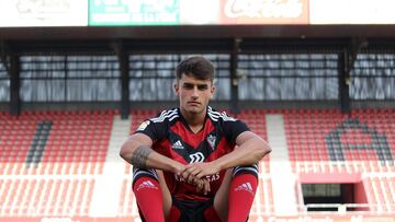 Beñat Prados posa para los medios gráficos sobre el césped de Anduva.