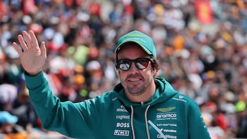 Fernando Alonso con el uniforme de Aston Martin en la F1.