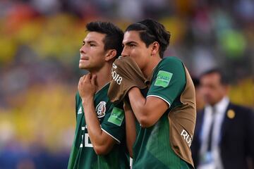 Hirving Lozano y Diego Reyes reaccionan después de la caída ante Suecia.