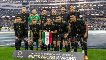 INGLEWOOD, CALIFORNIA - JUNE 14: The Mexico starting lineup poses for photos prior to the Gold Cup match against Dominican Republic at SoFi Stadium on June 14, 2025 in Inglewood, California. Mexico won 3-2. Shaun Clark/Getty Images/AFP (Photo by GETTY IMAGES / GETTY IMAGES NORTH AMERICA / Getty Images via AFP)