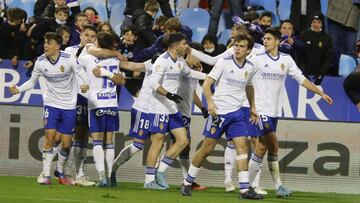 Los jugadores del Real Zaragoza celebran el gol de Iván Azón (2-0) contra el Almería.