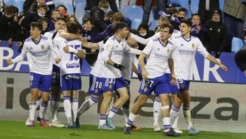 Los jugadores del Real Zaragoza celebran el gol de Iv&aacute;n Az&oacute;n (2-0) contra el Almer&iacute;a.