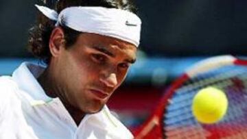 <B>NO CEDE.</B> El suizo golpea la pelota en uno de los tantos del partido frente a Nalbandián.