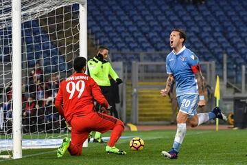 Biglia celebra su gol ante el Milán.