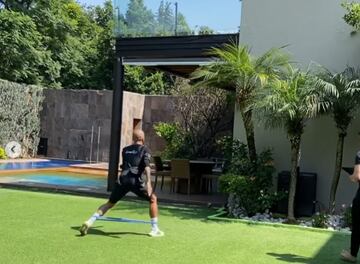 Dani Alves entrenando en su casa frente a su piscina.