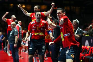 El jugador de la selección española, Ángel Fernández Pérez, celebra la medalla de oro. 