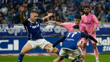 OVIEDO, 08/06/2024.- El defensa del Eibar Cristian Gutiérrez (d, arriba) pelea un balón con Alexandre Alemano (i) y Sebas Moyano, ambos del Oviedo, durante el partido de ida de las semifinales de la fase de ascenso a Primera División que Real Oviedo y SD Eibar disputan este sábado en el estadio Carlos Tartiere. EFE/Paco Paredes