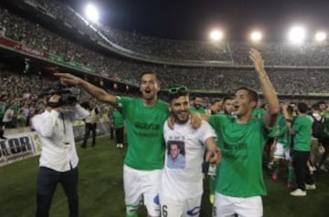 Los verdiblancos celebraron el ascenso. Ceballos y Cejudo.