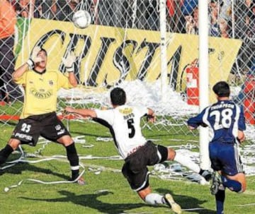 El 31-08-2003, Cristián Thompson jugó su único Superclásico. Y apenas cuatro minutos se demoró en marcar un gol. Fue en un 1-1 que terminó abruptamente a los 55', tras una agresión al azul Nelson Pinto.