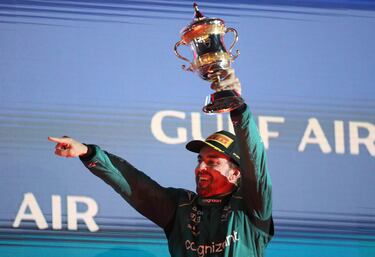 El piloto de Aston Martin celebra la tercera plaza de la carrera. 
 