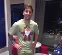 Luis Suárez regala a Messi un pijama con el 'enano gruñón'