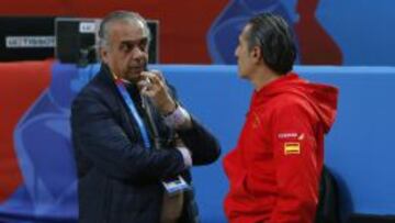 GRA352. LILLE (FRANCIA), 14/09/2015.- El presidente de la FEB, José Luis Sáez y el entrenador Sergio Scariolo, conversan durante el entrenamiento del la seleción española de baloncesto de esta tarde en Lille, Francia, en visperas del partido contra Grecia. EFE/Juan Carlos Hidalgo