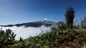 FILE PHOTO: Steam and gases rise from the crater of the Nevado del Ruiz volcano, after authorities declared an orange alert for the area and asked nearby residents to evacuate as a preventive measure, as seen from Cerro Guali, Colombia April 19, 2023. REUTERS/Luisa Gonzalez/File Photo