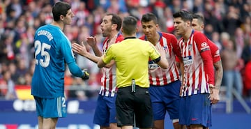 Godín, Courtois, Morata y Rodrigo Hernández ante Estrada Fernández.