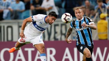 Soccer Football - Copa Libertadores - Group Stage - Group H - Gremio v Universidad Catolica - Arena do Gremio, Porto Alegre, Brazil - May 8, 2019   Gremio&#039;s Everton in action with Universidad Catolica&#039;s Stefano Magnasco   REUTERS/Diego Vara