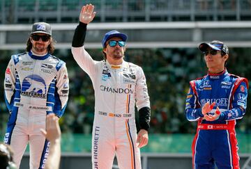 Fernando Alonso durante la presentación de los piltos.