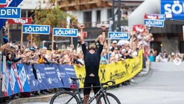 El ciclista canadiense Jack Burke celebra una victoria en una prueba en Sölden.