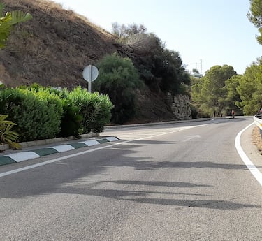 Primera rampa, todavía con la isleta de la rotonda, al 15%.