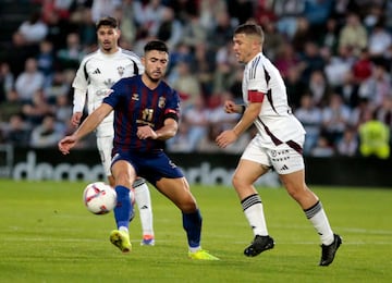 El Eldense respira fuera del descenso tras vencer al Albacete, con un doblete de Juanto Ortuño. El delantero acumula tres goles en los últimos dos partidos. Su primer tanto llegó desde el punto de penalti, en una falta que él mismo recibió. El segundo, tras una jugada Maradoniana en la que dejó sentado a cada jugador que le encimaba.